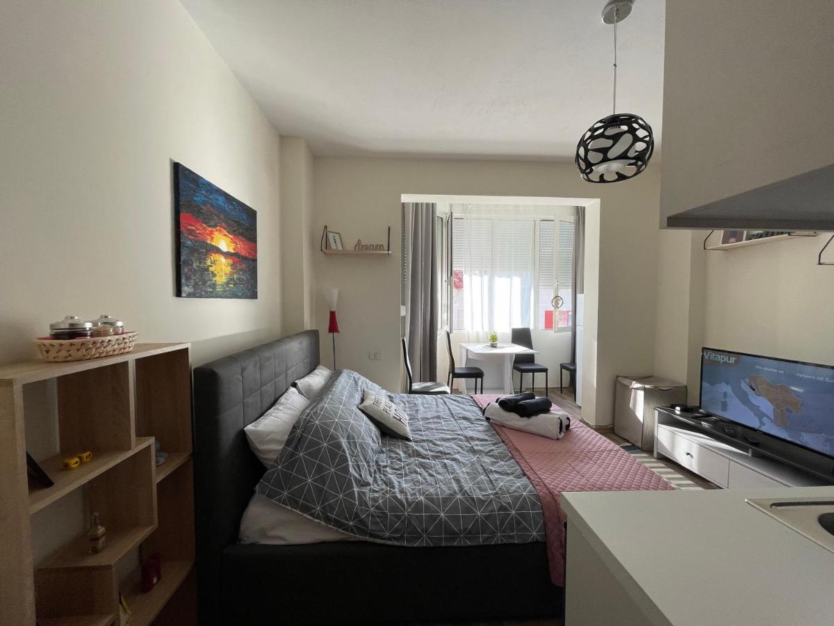 Lovely One Bedroom Studio In ティラナ エクステリア 写真